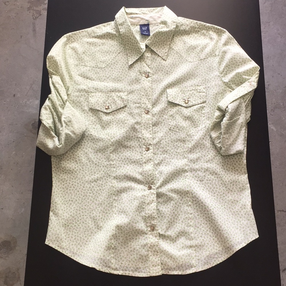 Gap shirt women’s size M , great fit